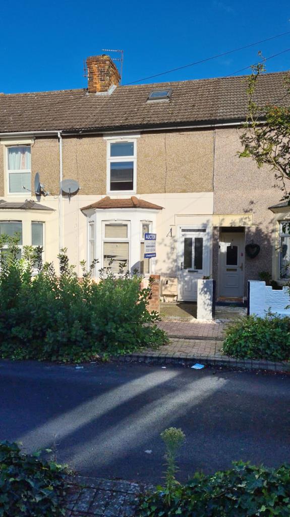 Lot: 8 - TOWN CENTRE HOUSE WITH OFF-ROAD PARKING -